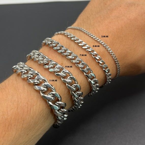 Fem bismarckarmband i olika tjocklekar på en handled.